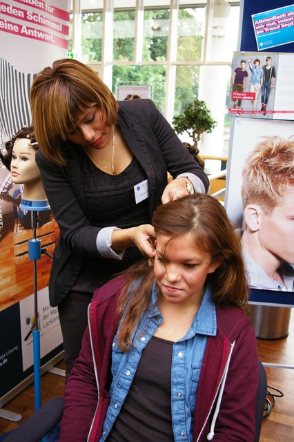Schülerin Kristin Peter (14) aus Harsefeld ließ sich von Sonita Rühle die Haar einflechten