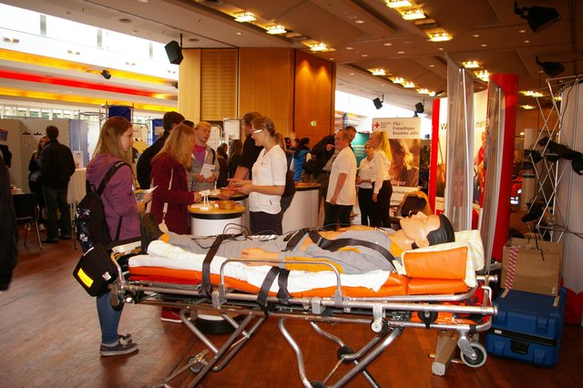 Am Stand des Deutschen Roten Kreuzes (DRK) lag eine Puppe für die Demonstration von Rettungsaktionen bereit