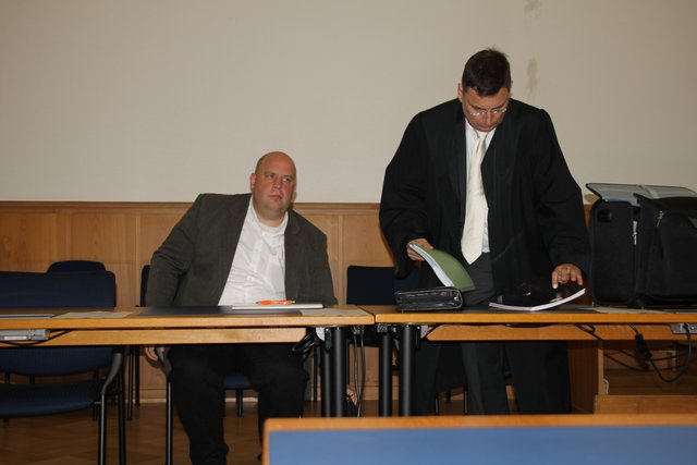 Der angeklagte Ex-Banker Jens L. und sein Verteidiger Frank Jansen (re.)