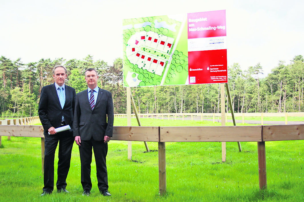 Ulrich Woltmann (li.) und Stephan Strauch von der Sparkasse Harburg-Buxtehude betreuen das Projekt in Wenzendorf