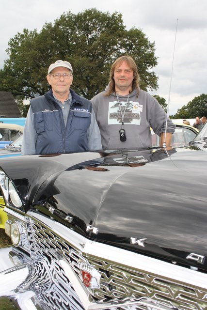 Ein starkes Duo: Vater Claus Radtke unterstützt seinen Sohn Peter bei der Organisation des Oldtimer-Treffens
