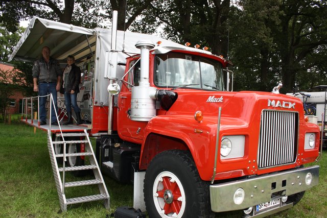 Ein echter Hingucker: Hermann Meyer und Hannelore Kurth haben diesen Mack-Lkw (Baujahr 1973) restauriert. Der Clou: Auf der Ladefläche befindet sich eine Wohnwagen-Kabine