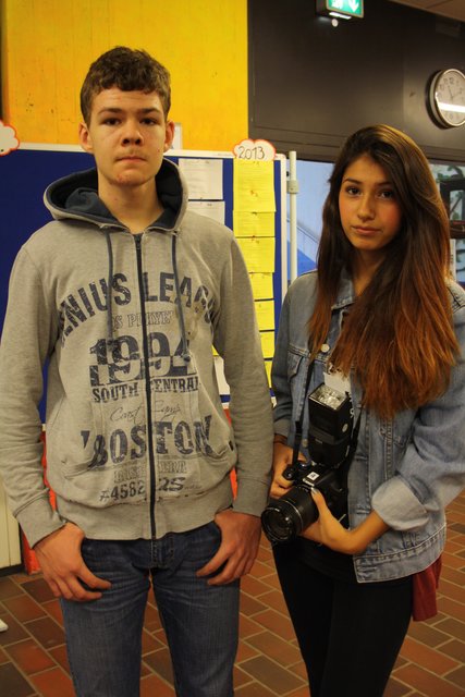 Interviewten für die BBS-Schülerzeitung die Besucher: Alicia Cruz und Stiven Jenos