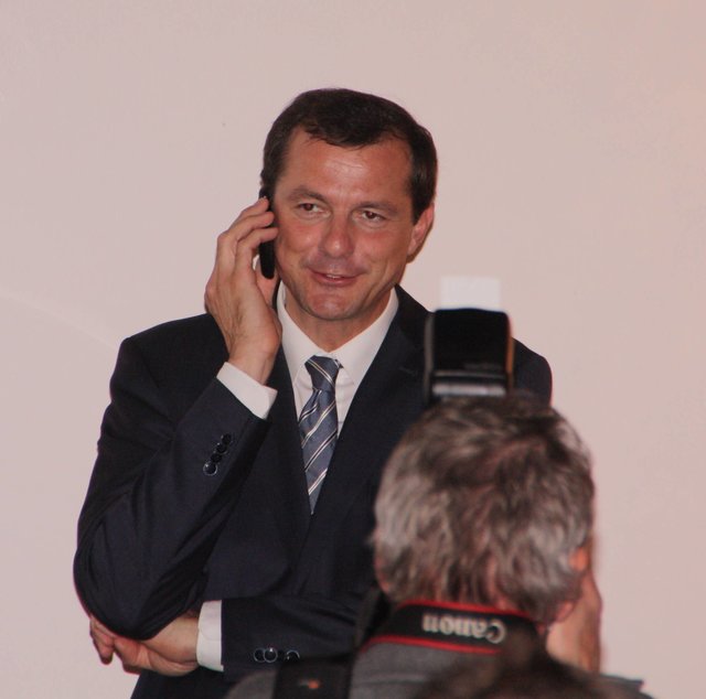 Um kurz nach 19 Uhr kann Oliver Grundmann wieder lächeln. Nimmt er am Telefon bereits die ersten Gratulationen entgegen?