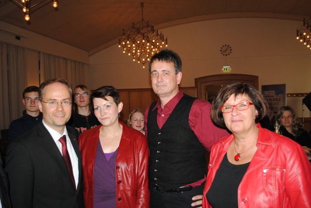 Der Unterlegene: SPD-Mann Oliver Kellmer (li.) mit Lebensgefährtin Miriam Reuter, Kai Holm, SPD-Fraktionschef im Stader Rat, und SPD-Landtagsabgeordnete Petra Tiemann