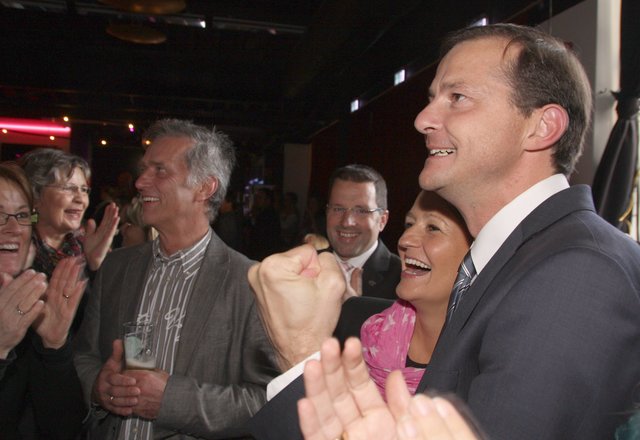 Kämpferische Posen beim Bekanntgeben der Wahlprognose um 18 Uhr: Der CDU-Kandidat Oliver Grundmann ballt die Faust, als das voraussichtliche Ergebnis für die CDU verkündet wird...