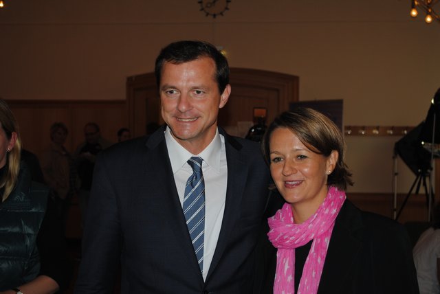 Oliver Grundmann mit Ehefrau Anja nach dem Sieg im Kreishaus