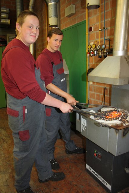 Hauke Brauel (li.) und Tim Cichowlas sind beide Auszubildende beim Metallbaubetrieb Matthias Böhring (Ohlendorf). Während der Messe begeisterten sie viele Schüler für ihren Beruf