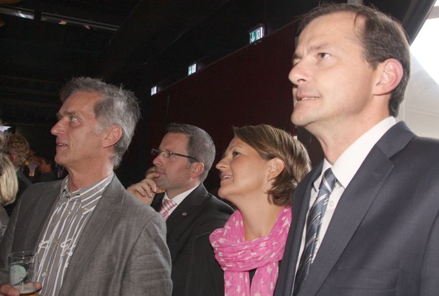 .. doch Sekunden später ernste Mienen: Der bisherige Koalitionspartner FDP rutscht unter fünf Prozent