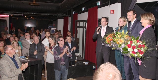 Applaus brandet auf, als CDU-Kreisvorsitzender Kai Seefried verkündet, dass Oliver Grundmann das Direktmandat holt