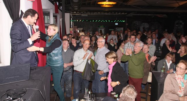 "Das ist schon mal ein guter Anfang", verkündet Oliver Grundmann gegen 19.30 Uhr. Da liegt er mit rund 53 Prozent weit vor seinem Konkurrenten Kellmer. Seine Anhänger jubeln und applaudieren.