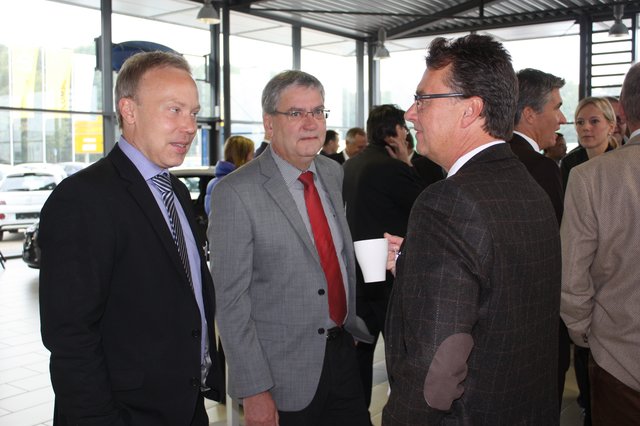 Im Gespräch (v. li.): Christoph Diedering (Kanzlei am Marktplatz), Thomas Hempel (BMW Stadac) und Freddy Brühler (Handy Store)