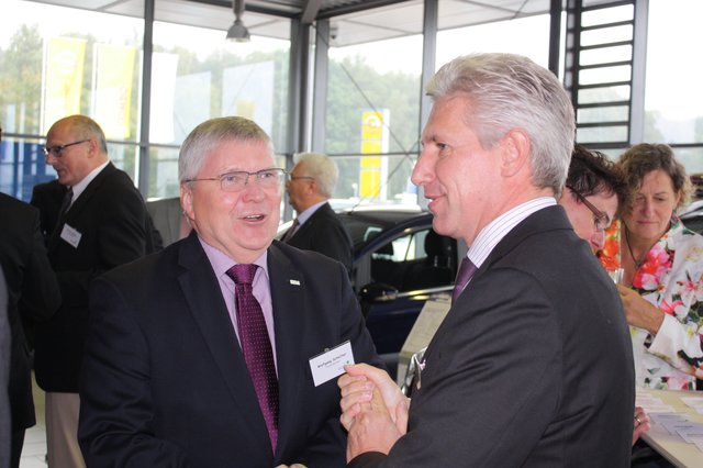 Wolfgang Schnitter (li.), Vorsitzender der Buchholzer Wirtschaftsrunde, im Gespräch mit Erstem Kreisrat Rainer Rempe