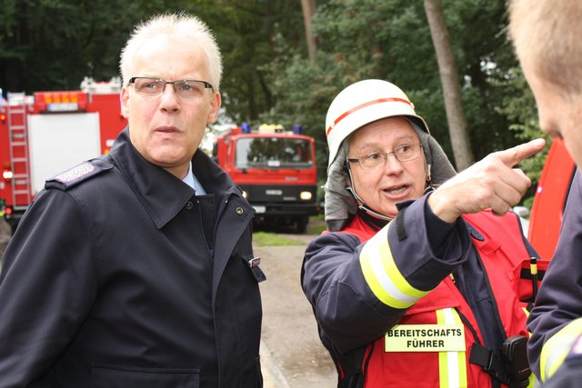 Kreisbrandmeister Peter Winter (li.) ließ sich vor Ort die Lage erläutern