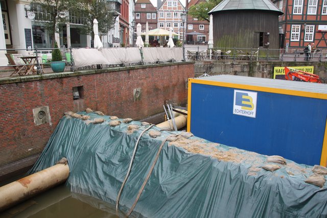 Die Baustelle wurde mit Sandwällen vor einlaufendem Wasser geschützt