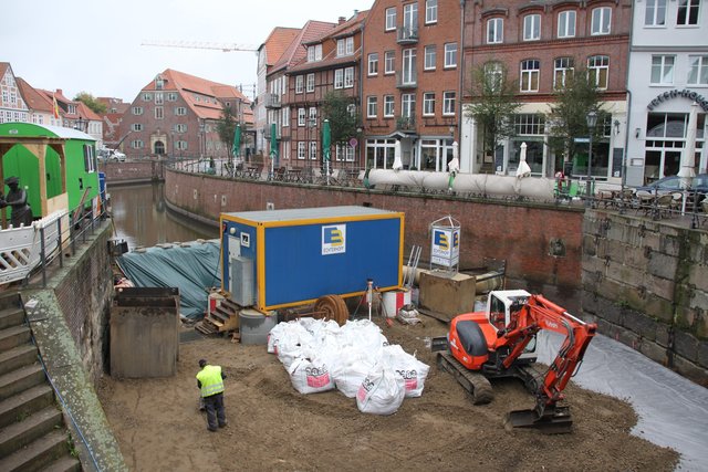 Hafenschlick wird in große weiße Säcke gefüllt und zum Bauhof transportiert