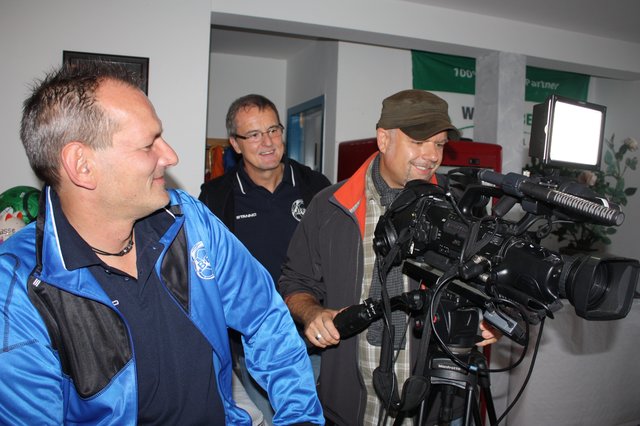 Gute Laune beim Dreh (v. li.): Klaas Jensen, Hans-Jürgen Lorenschat (beide Buchholzer FC) mit Kameramann Christian Schreder