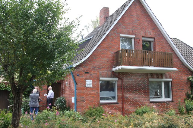 Für das schmucke Eigenheim des Bürgermeisters ist die Dämmung der Kellerdecke ratsam. Auch die Verkleinerung des Kellerabganges hilft, Wärmeverlust vorzubeugen
