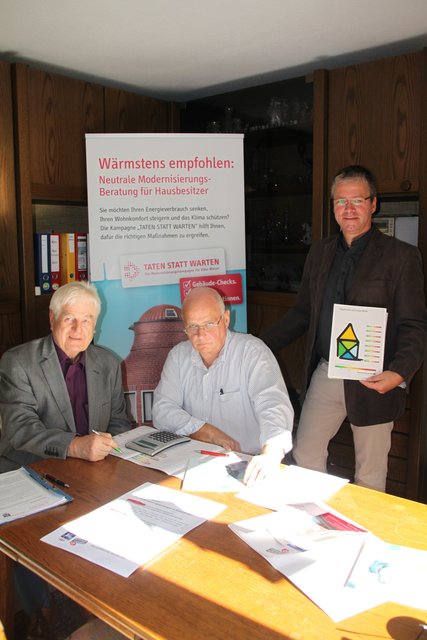 Erster Energie-Check (v. li.) in Düdenbüttel: Bürgermeister Heinz Mügg, Klaus-Johann Andersen und Johannes Gadeberg