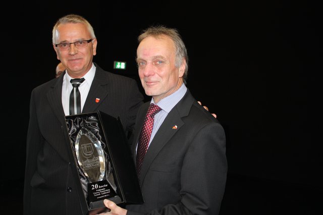 Gerhard Netzel (re.) erhielt von Adam Margraf ebenfalls ein Geschenk