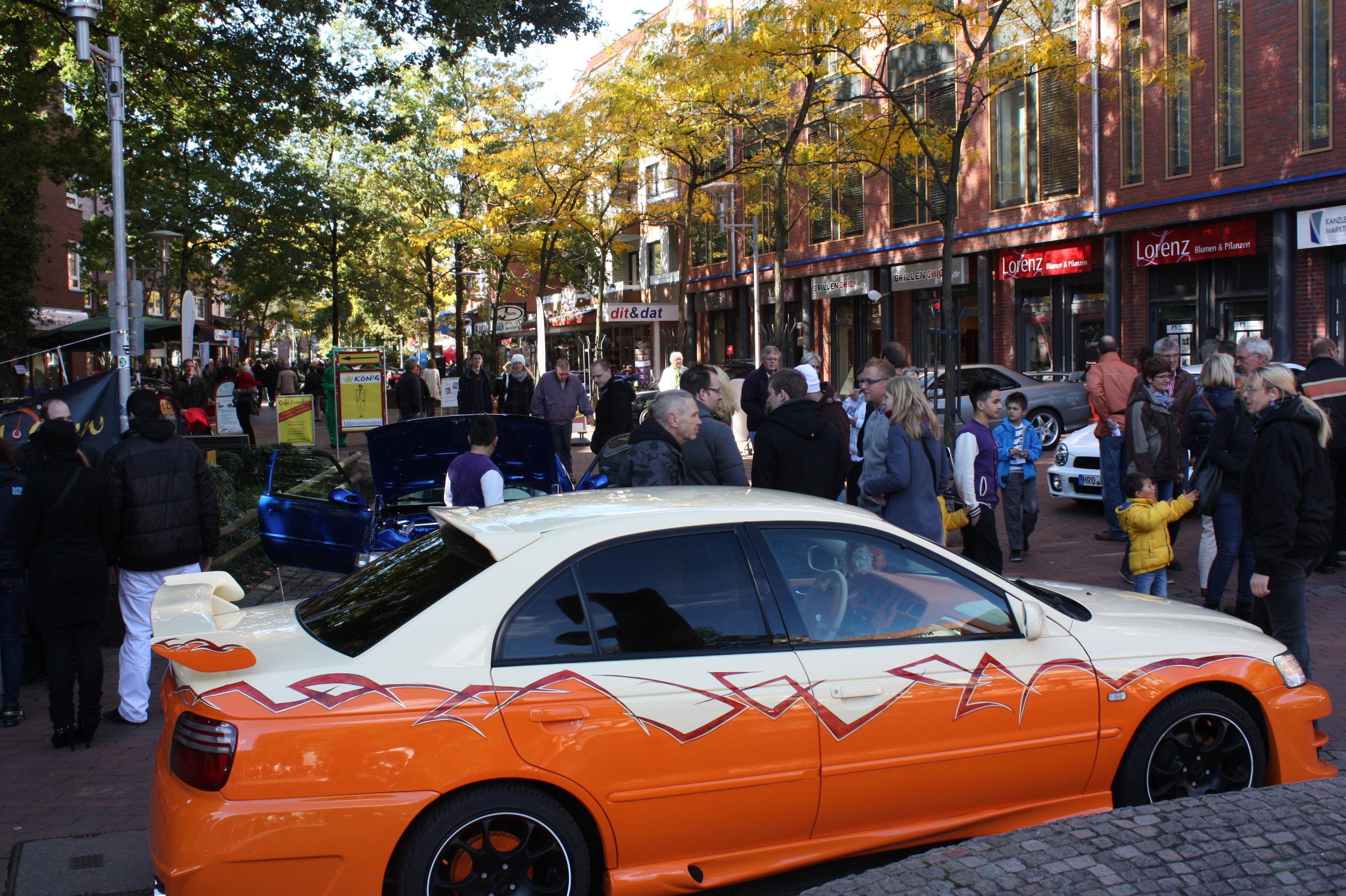 Gut besucht war der Buchholzer Herbstmarkt. Blickfänge in der Innenstadt waren die Fahrzeuge des Automobilclubs "RPM Crew"
