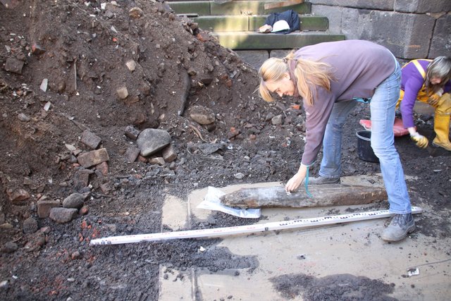 Archäologin Andrea Finck mit einem rund 300 Jahre alten Holzteil zur Uferbefestigung