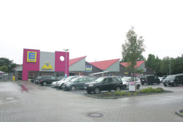 Beim Hittfelder Dorffest wird der Parkplatz von Edeka Meyer jedes Jahr aufs Neue zugeparkt. Die Supermarkt-Kunden haben dann das Nachsehen