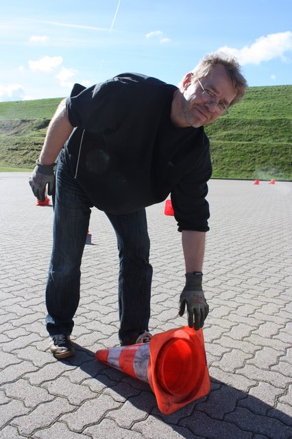 Trainer Werner Putz bereitet die Hindernis-Strecke auf dem Parkplatz der Ostfriesischen Tee-Gesellschaft vor