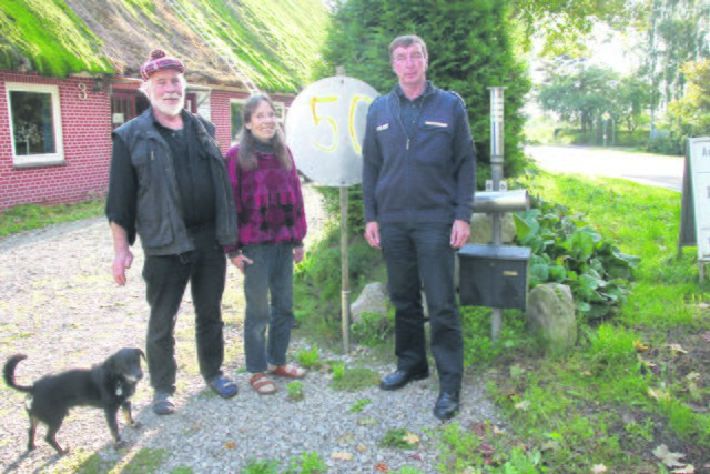 Ortstermin an der Raserpiste: Günther Prien (li.) mit seiner Ehefrau Christel und Johann Schlichtmann, Polizist und Bürgermeister von Oldendorf