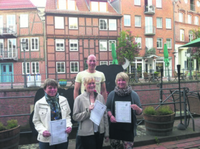 Dennis Dodt mit den Gewinnerinnen des vorigen Abnehmwettbewerbs | Foto: oh