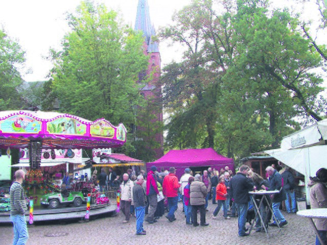 Die bunte Budenmeile vor dem „Alten Geidenhof“ mit Karussells und Ständen zieht die Besucher jedes Jahr in ihren Bann | Foto: oh