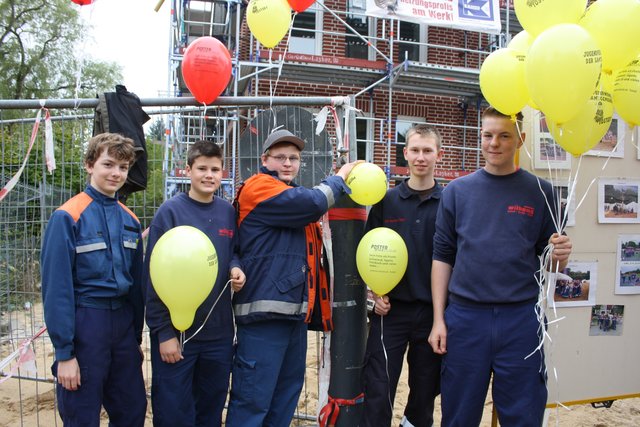 Die Jungs von der Jugendfeuerwehr Otter verkauften Luftballons