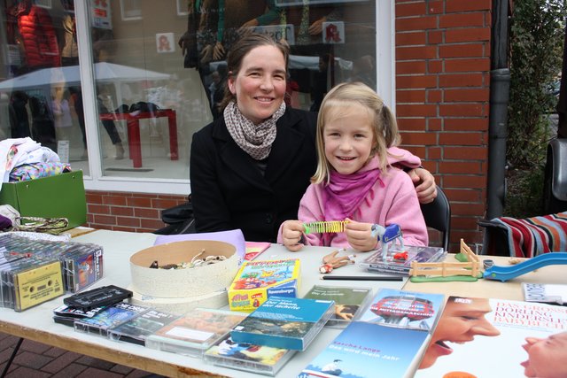 Auch die ganz Kleinen mischten auf dem Markt mit Mamas Hilfe mit