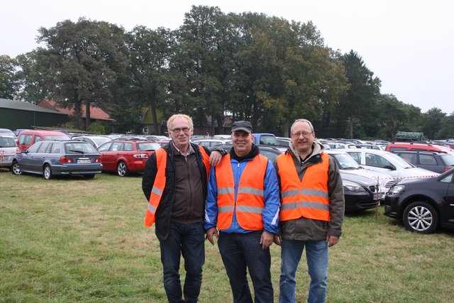 Vorbildlich wie jedes Jahr: Das Parken. Wilfried Poppe, Thorsten Hoog und Kai Holste sorgten für geordnete Verhältnisse