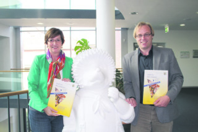 Stadträtin Katja Oldenburg-Schmidt und Volkhochschulleiter Dr. Dirk Pohl freuen sich über den Erfolg der Buxtehuder Bildungsoffensive