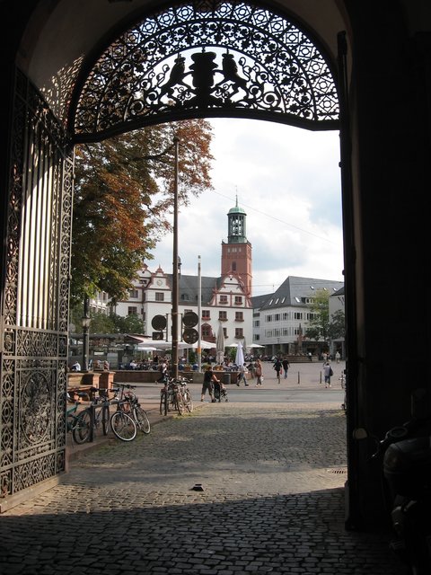 Romantische Aussicht auf das alte Rathaus und den Marktplatz