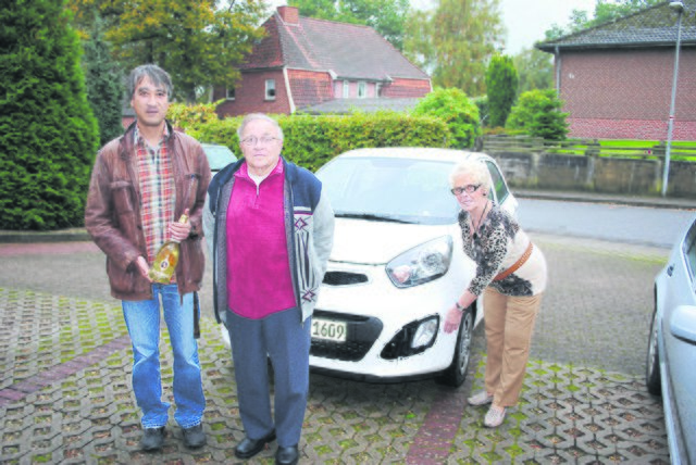 Mit "Schutzengel" am beschädigten Auto (v. li.): Markus Rothe bekam eine Flasche Sekt von Helmut Werner und Rita Könings als Dankeschön für seine Hilfe