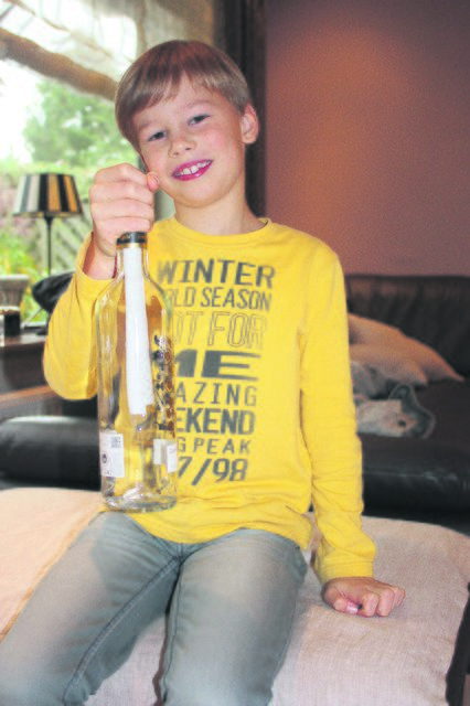 So eine Weinflasche schickte Finn Seide (8) als Flaschenpost auf Reisen: Sie wurde nach 2.600 Kilometern aus dem Nordatlantik gefischt