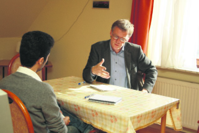 Asylbewerber Kayvan P. mit Landkreis-Sprecher Johannes Freudewald, der das Gespräch organisiert hat