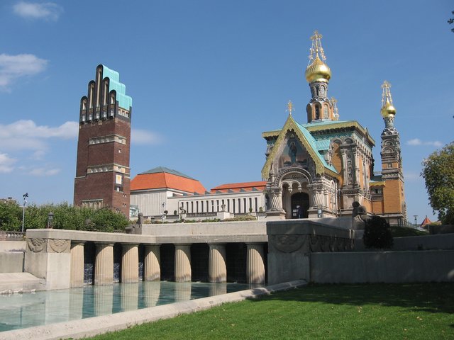 Die Mathildenhöhe in Darmstadt - auch Stadtkrone genannt - besteht aus dem Jugendstil-Ensemble: Hochzeitsturm (li.), der Ausstellungshalle und Gemeinschaftsateliers der Künstlerkolonie sowie der wunderschönen russischen Kapelle