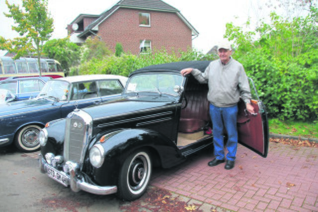 Stolz auf seinen Mercedes 220 B1 Baujahr 1952: Georg Meier aus Harsefeld
