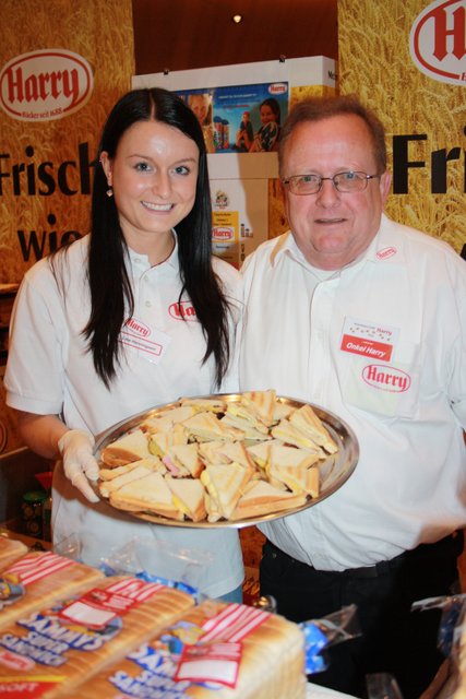 Am Stand von Harry-Brot servieren Lisa Henningsen und Wolfgang Schmitt leckere Sandwiches
