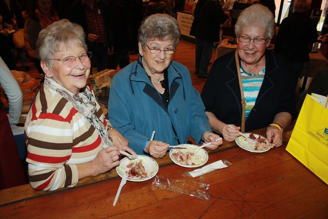 Für Christa Biro (v. li.), Karin Willhöft und Elke Krohn könnte die Messe jeden Sonntag stattfinden