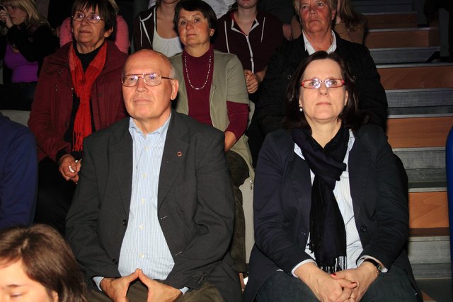 Ehrengäste (v.l.): Kreissportbund-Vorsitzende Almut Eutin, Kreis-Turnkreisvorsitzender Bernhard Wolf (vorne Mitte) und Winsens Vize-Bürgermeisterin Birgit Eckhoff