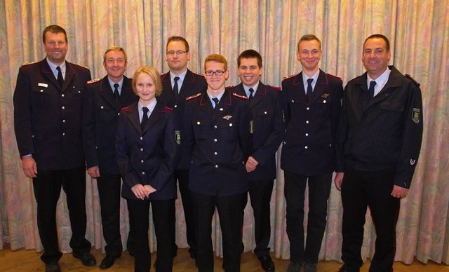 Andreas Brauel, stv. GBM, (v. li.), Adreas Wieger (stv. OBM) und GBM Rainer Wendt (re.) mit den Beförderten | Foto: Feuerwehr