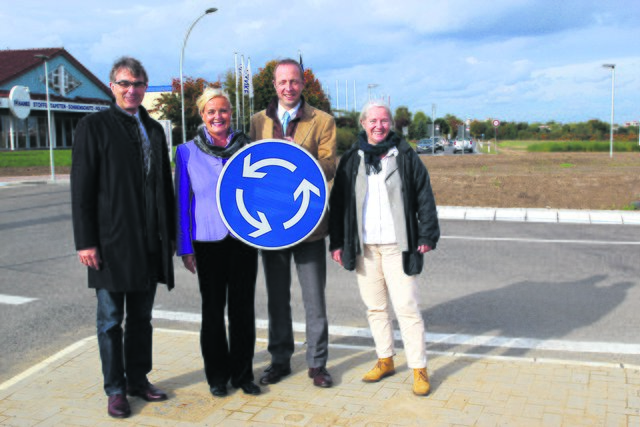 Freude über die zügige Fertigstellung bei (v. li.): Dr. Björn Hoppenstedt, Bürgermeisterin Martina Oertzen, Uwe Karsten (Betriebsleiter Kreisstraßen) und Andrea Glass (Landkreis Harburg)