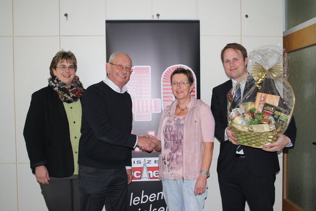 Irmgard Prüfer und Jürgen Meike vom WBZ-WOCHENBLATT-Vertrieb danken Austrägerin Annette Bartsch. Verlagsleiter Christoph Kunst übergibt den Präsentkorb