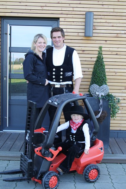 Familie Düwer vor dem neuen Büroeingang
