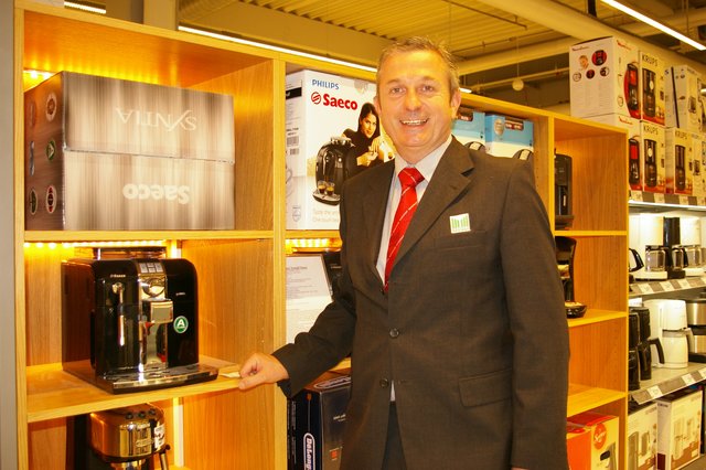 Marktleiter Dirk Schütte ist mit der neuen Technikabteilung sehr zufrieden