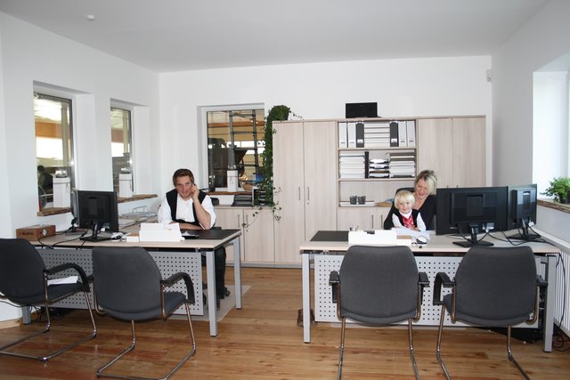 Familie Düwer hat einen Teil der Firmenhalle zum modernen Büro umgebaut